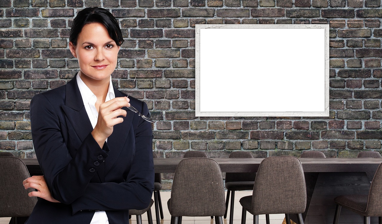 Femme en tailleur dans une salle de réunion